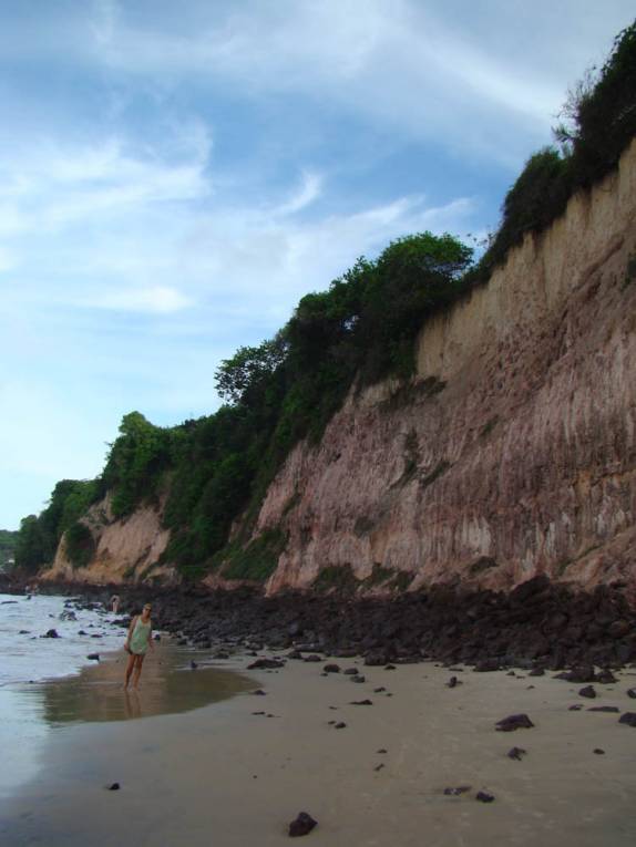 Falésias na baía dos Golfinhos, em Praia da Pipa - RN Falésias na baía dos Golfinhos, em Praia da Pipa - RN