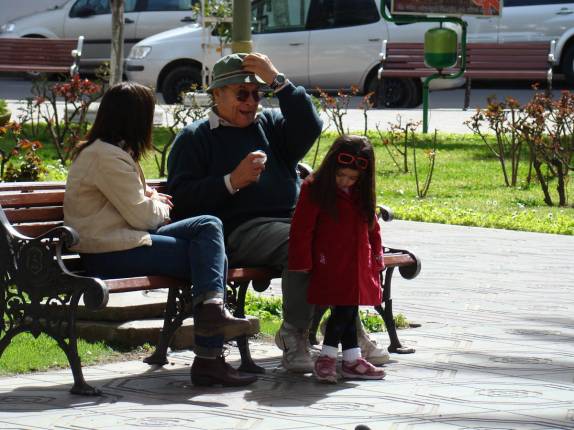 Família descansa na Plaza de Armas, em Tarija - Bolívia Família descansa na Plaza de Armas, em Tarija - Bolívia