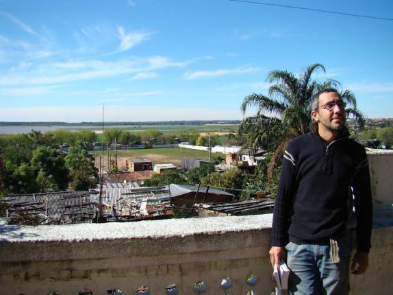 Favela à beira do rio Paraguay, em Asunción - Paraguai Favela à beira do rio Paraguay, em Asunción - Paraguai
