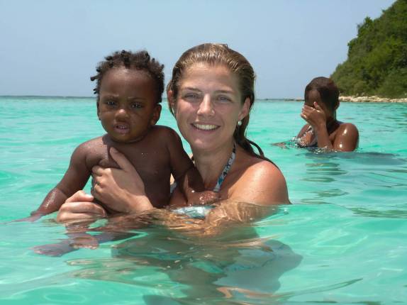 Fazendo um novo amigo na praia de Long Bay, na costa nordeste de Antígua, no Caribe Fazendo um novo amigo na praia de Long Bay, na costa nordeste de Antígua, no Caribe