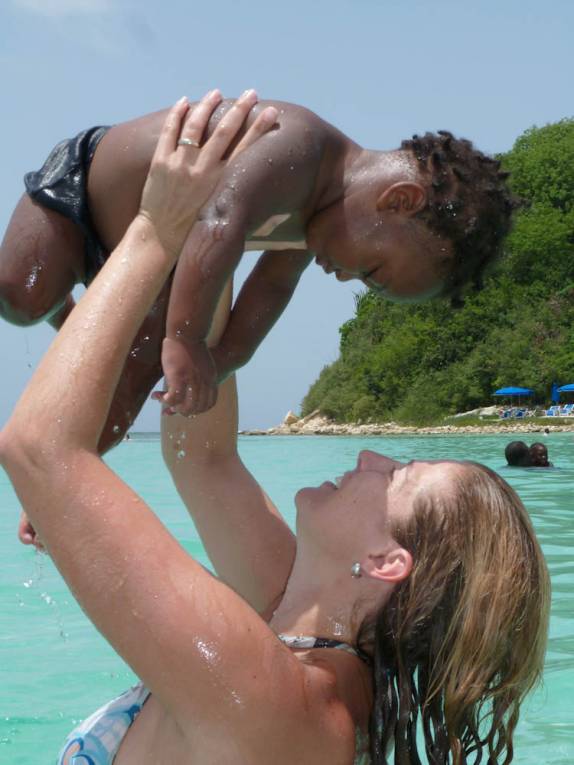 Fazendo um novo amigo na praia de Long Bay, na costa nordeste de Antígua, no Caribe Fazendo um novo amigo na praia de Long Bay, na costa nordeste de Antígua, no Caribe