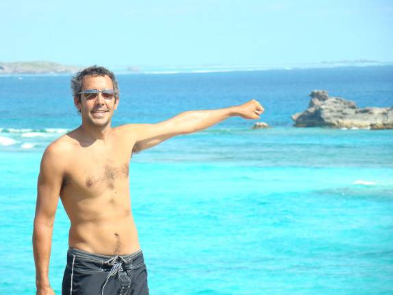 Feliz da vida, com o sol, o mar, a vida... Feliz da vida, com o sol, o mar, a vida...