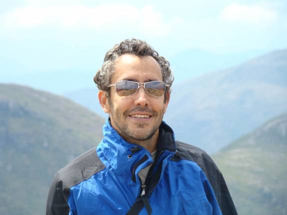 Feliz da vida no cume do Pico da Bandeira, PN do Caparaó - MG/ES