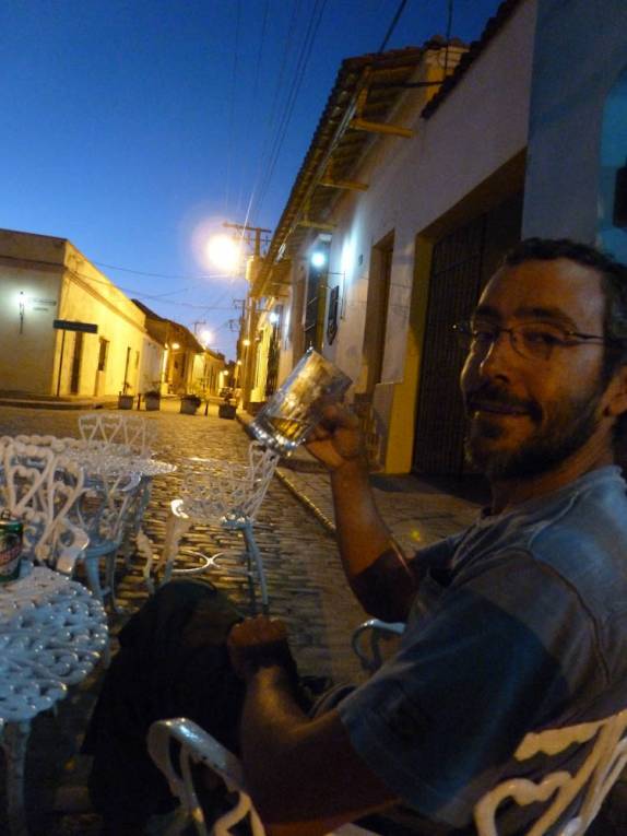 Feliz da vida no fim de tarde na magnífica praça Juan de Dios, em Camaguey - Cuba Feliz da vida no fim de tarde na magnífica praça Juan de Dios, em Camaguey - Cuba