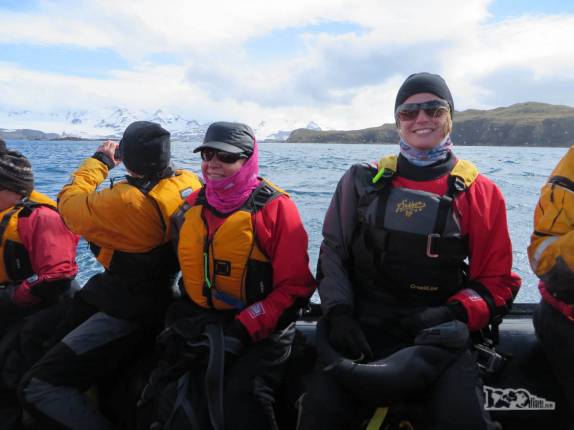 Feliz e ansiosa, a caminho de nossa primeira sessão de caiaque, em Prion Island, na Geórgia do Sul