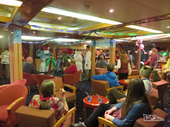 Festa da fantasia no Sea Spirit, deixando a Geórgia do Sul, a caminho da Antártida Festa da fantasia no Sea Spirit, deixando a Geórgia do Sul, a caminho da Antártida