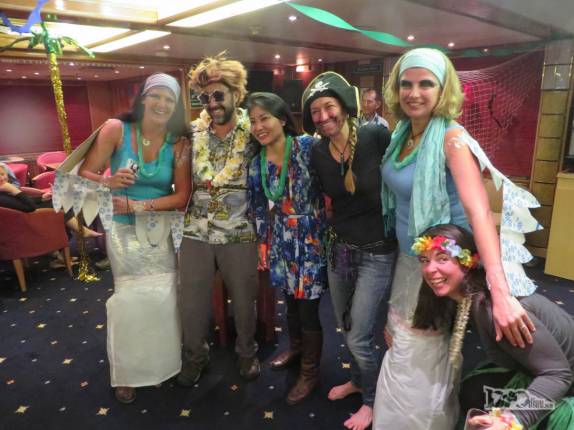 Festa da fantasia no Sea Spirit, deixando a Geórgia do Sul, a caminho da Antártida Festa da fantasia no Sea Spirit, deixando a Geórgia do Sul, a caminho da Antártida