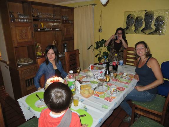 Festa de aniversário na casa da Marias Ester, em Santiago, no Chile Festa de aniversário na casa da Marias Ester, em Santiago, no Chile
