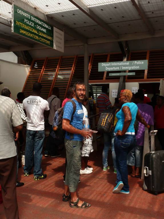 Fila de embarque no ferry entre Pointe-à-Pitre (Guadalupe) e Roseau (Dominica)