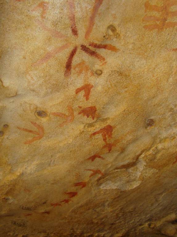 Fileira de pássaros voando em direção ao sol, pintura rupestre no Lajedo da Soledade, região de Apodi - RN