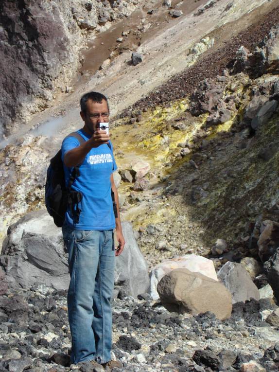 Filmando a cratera do vulcão Cerro Negro próximo à León, na Nicarágua.