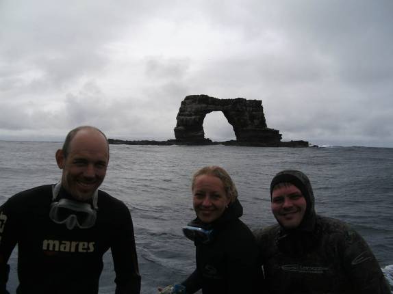 Fim de mergulho na Isla Darwin, em Galápagos. Atrás, o famoso Arco de Darwin