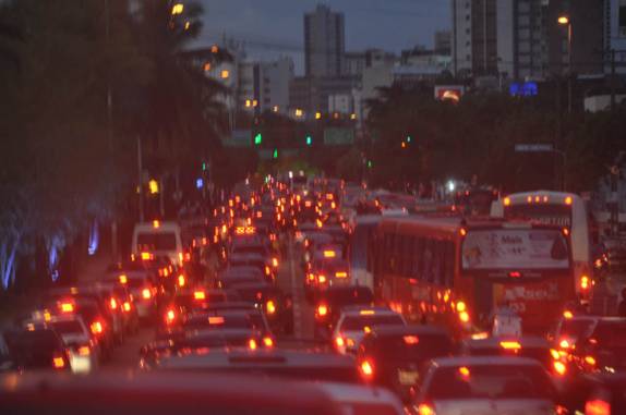 Fim de tarde com muito trânsito em Recife - PE Fim de tarde com muito trânsito em Recife - PE