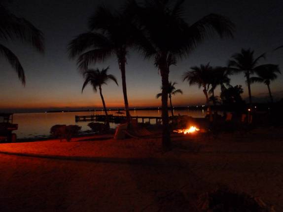 Fim de tarde e início de fogueira no Sunset Cove, nosso hotel em Little Cayman, nas Ilhas Caiman