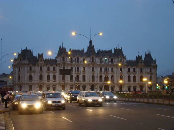 Fim de tarde em avenida movimentada e prédios pomposos do centro de Lima, capital do Peru