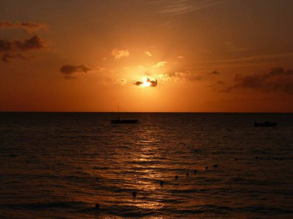 Fim de tarde na praia de Long Bay, em Negril, na Jamaica Fim de tarde na praia de Long Bay, em Negril, na Jamaica