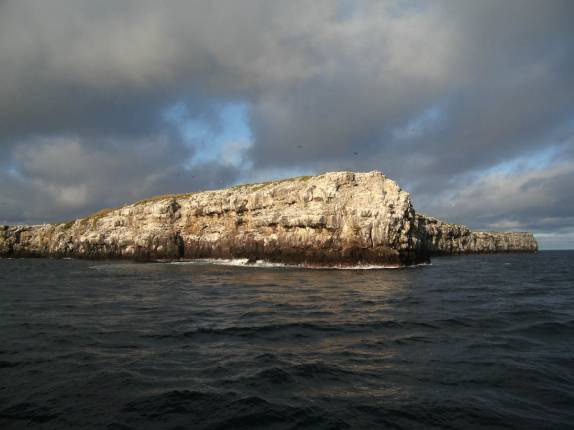 Fim de tarde na selvagem Isla Wolf, em Galápagos Fim de tarde na selvagem Isla Wolf, em Galápagos