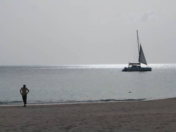 Fim de tarde na tranquila Darkwood Beach, no sudoeste de Antígua, no Caribe Fim de tarde na tranquila Darkwood Beach, no sudoeste de Antígua, no Caribe