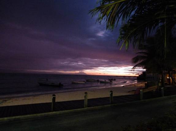 Fim de tarde visto do quarto do nosso hotel em Dover, praia na costa sul de Barbados Fim de tarde visto do quarto do nosso hotel em Dover, praia na costa sul de Barbados