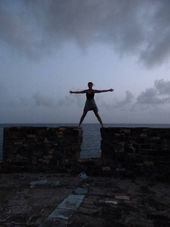 Fim do dia nas ruínas do antigo forte em English Harbour, no sul de Antígua, no Caribe Fim do dia nas ruínas do antigo forte em English Harbour, no sul de Antígua, no Caribe