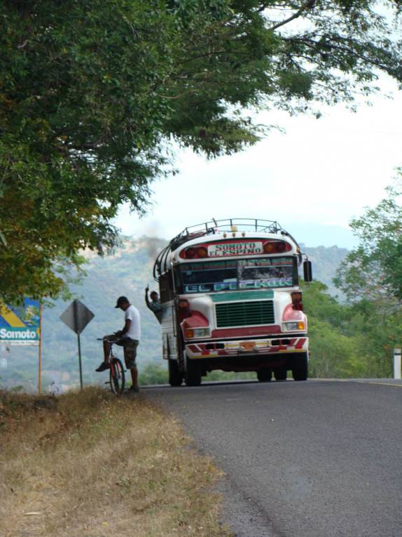 Finalmente, chega o nosso ônibus que nos levará à entrada do Canyon de Somoto, na Nicarágua