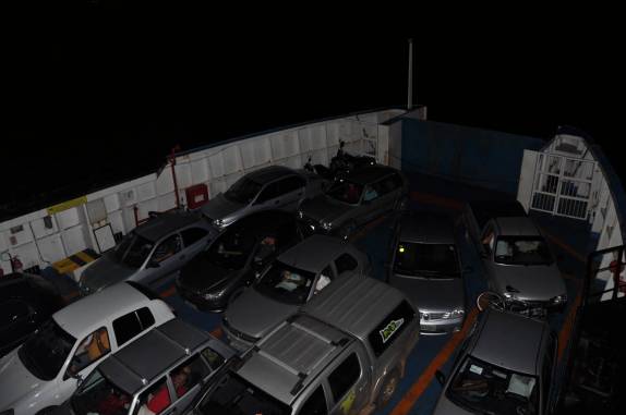 Fiona apertada entre outros carros no ferry-boat para Salvador - BA Fiona apertada entre outros carros no ferry-boat para Salvador - BA