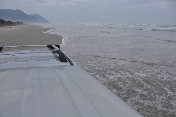 Fiona enfrentando o mar na Juréia-Sul Fiona enfrentando o mar na Juréia-Sul