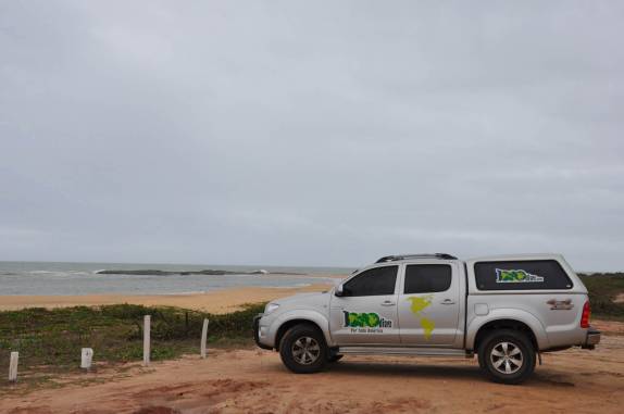 Fiona vai a praia em Ubu - ES