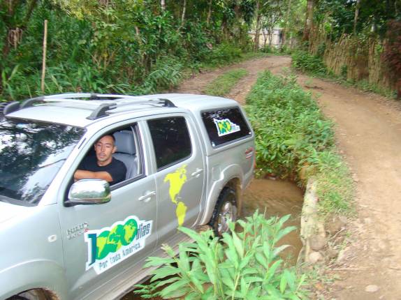 Fiona vencendo um obstáculo, na volta da caverna Lambari, no PETAR Fiona vencendo um obstáculo, na volta da caverna Lambari, no PETAR