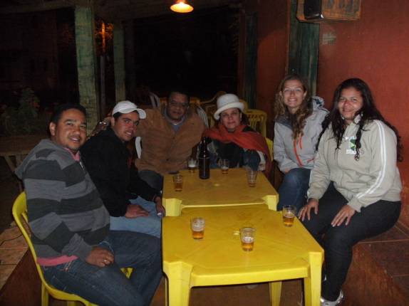 Flávio, Walter, Dedé, Rosa e Gislei com a Ana em boteco na Lapinha, região da Serra do Cipó - MG Flávio, Walter, Dedé, Rosa e Gislei com a Ana em boteco na Lapinha, região da Serra do Cipó - MG