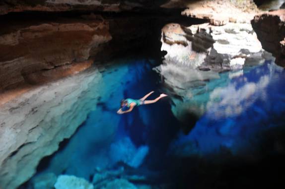 Flutuando nas águas transparentes do Poço Azul, próximo à AndaraÃ, na Chapada Diamantina - BA Flutuando nas águas transparentes do Poço Azul, próximo à AndaraÃ, na Chapada Diamantina - BA