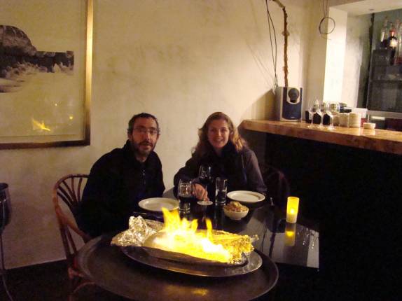 Fogo na crosta de sal que cobre o nosso peixe em restaurante de comida peruano-japonesa em  Lima, capital do Peru