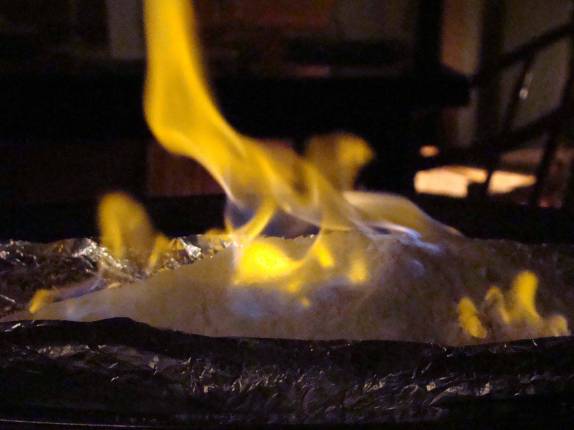 Fogo na crosta de sal que cobre o nosso peixe em restaurante de comida peruano-japonesa em Lima, capital do Peru Fogo na crosta de sal que cobre o nosso peixe em restaurante de comida peruano-japonesa em Lima, capital do Peru