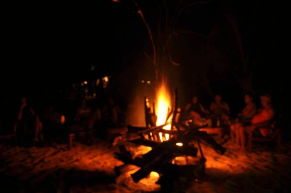 Fogueira e cantoria na Ponta do Mutá, em Barra Grande, na Península do Maraú - BA Fogueira e cantoria na Ponta do Mutá, em Barra Grande, na Península do Maraú - BA