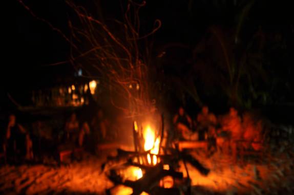 Fogueira e cantoria na Ponta do Mutá, em Barra Grande, na Península do Maraú - BA