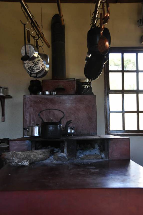 Fogão de lenha na cozinha da fazenda em Perdões - MG Fogão de lenha na cozinha da fazenda em Perdões - MG