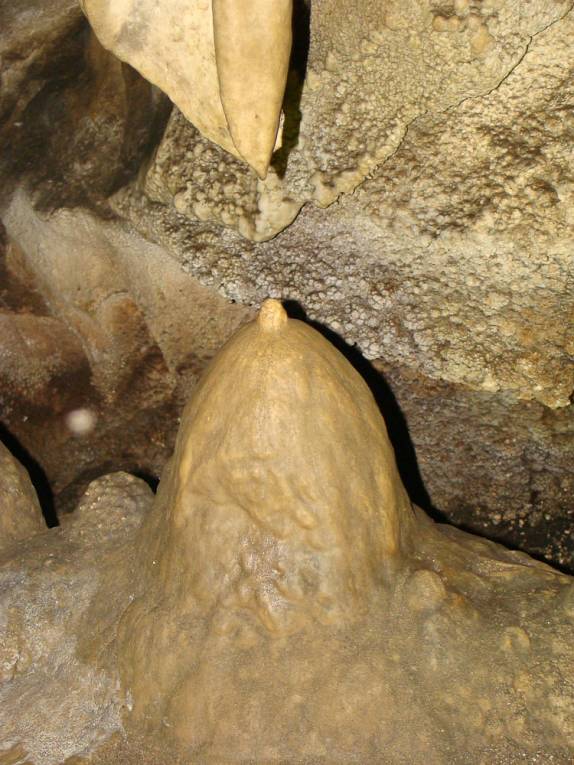 Formação Fafá de Belém, dentro da caverna Santana, no PETAR
