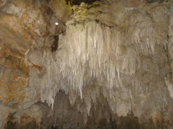 Formações dentro da caverna Água Suja, no PETAR