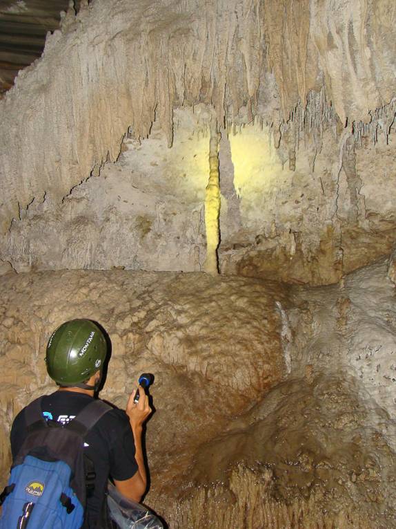 Formações dentro da caverna Água Suja, no PETAR