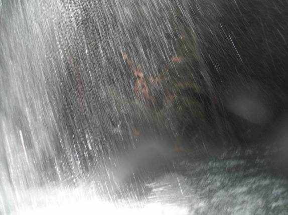 Foto da Ana por detrás da cortina d'água, na Cachoeira da Caverna, em Carolina, região da Chapada das Mesas - MA