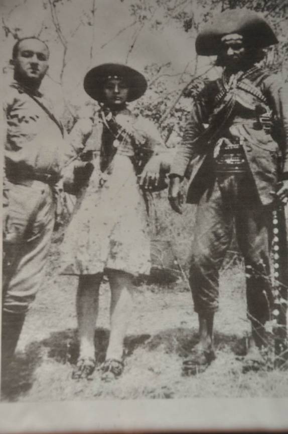 Foto de Lampião e Maria Bonita exposta em restaurante próximo a Grota do Angico, em Canindé do São Francisco - SE