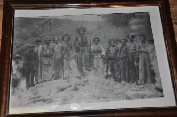 Foto de Lampião e seu bando exposta em restaurante próximo a Grota do Angico, em Canindé do São Francisco - SE