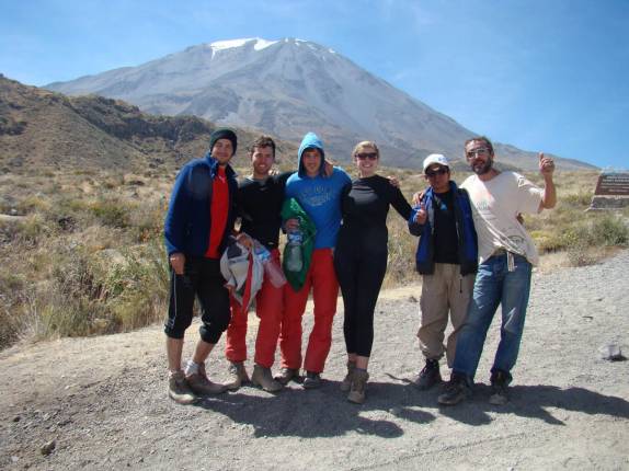 foto do grupo na base do vulcão El Mistí, em Arequipa - Peru foto do grupo na base do vulcão El Mistí, em Arequipa - Peru