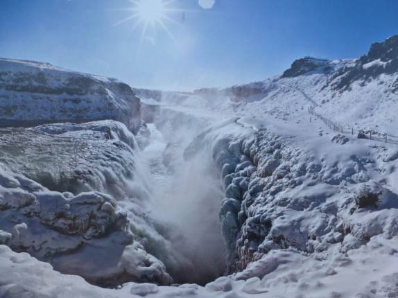 Foto invernal da Gullfoss, uma das principais atrações do Golden Circle, na Islândia, coberta de gelo e neve