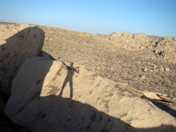 Fotografando a própria sombra no alto das Star Wars Rocks, no Joshua Tree National Park, na Califórnia - Estados Unidos