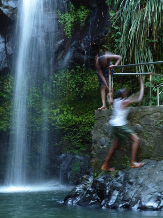 Garotos se divertem na cachoeira de Annandele Falls, em Granada, no Caribe