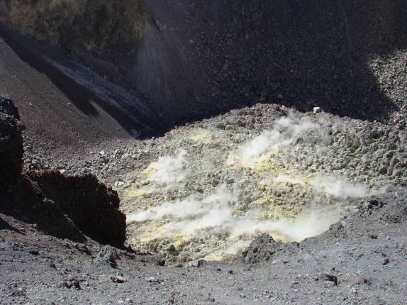 Gases saem do vulcão El Mistí, em Arequipa - Peru Gases saem do vulcão El Mistí, em Arequipa - Peru