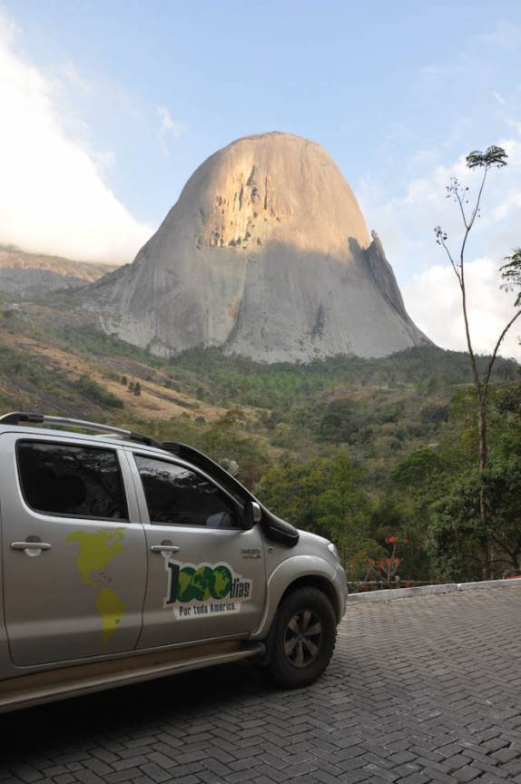 Gigantesco monolito em Pedra Azul, região de Domingos Martins - ES Gigantesco monolito em Pedra Azul, região de Domingos Martins - ES
