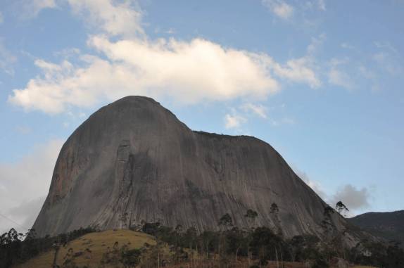 Gigantesco monolito em Pedra Azul, região de Domingos Martins - ES Gigantesco monolito em Pedra Azul, região de Domingos Martins - ES