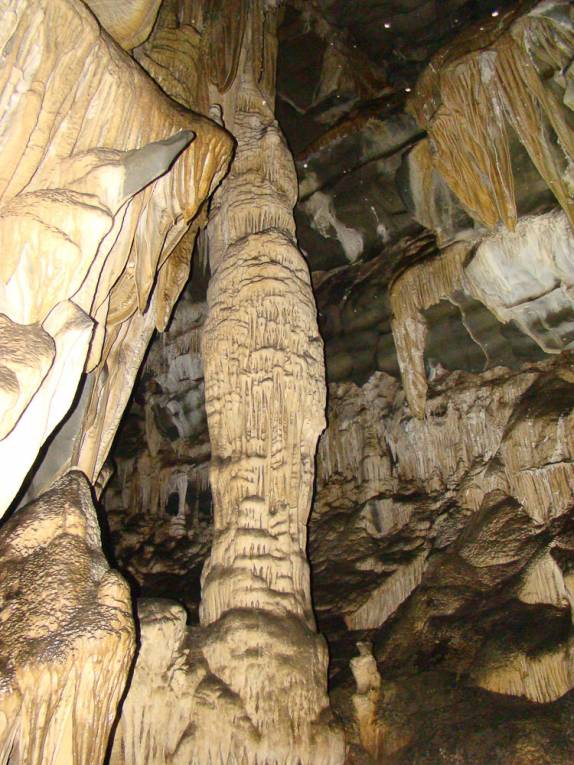 Grandes colunas, na caverna Santana, no PETAR